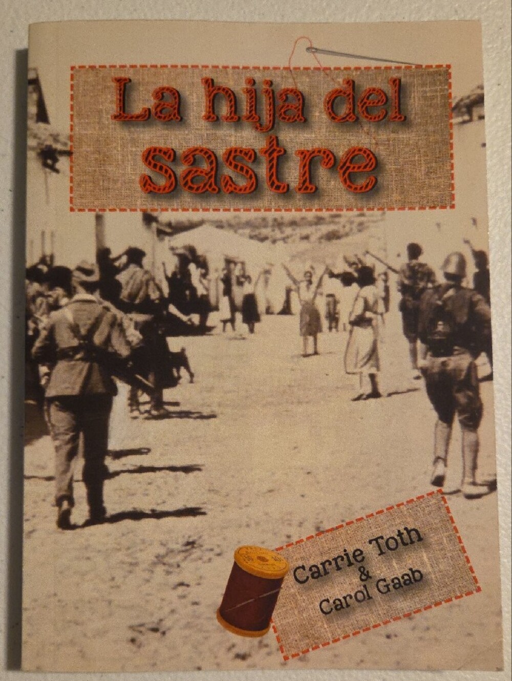 La hija del sastre Paperback Book by Fluency Matters